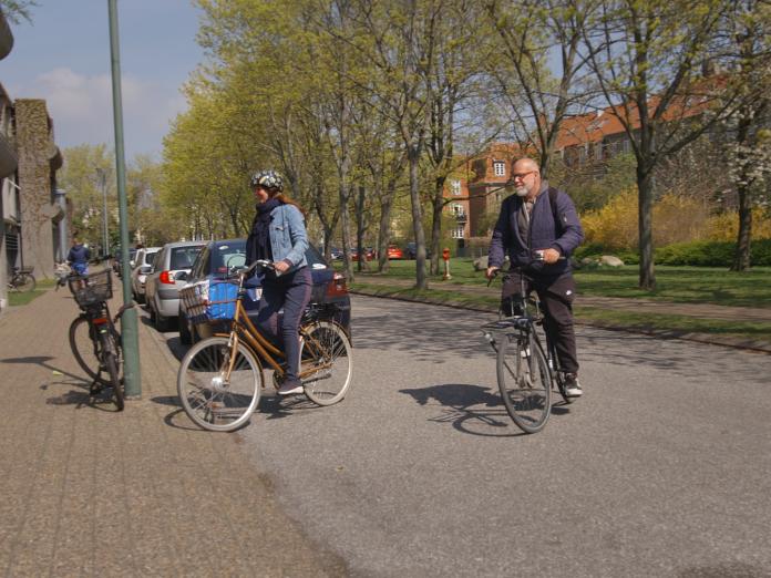 SOSU-hjælpere cykler til deres næste besøg.