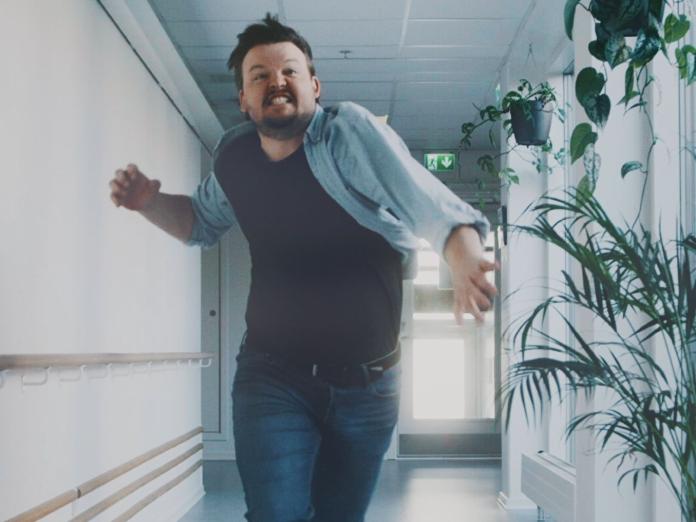 Medarbejder, der giver sig fuldt ud i sit arbejde
