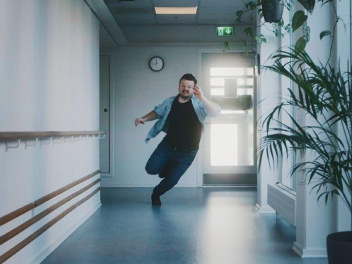 Medarbejder, der giver sig fuldt ud i sit arbejde