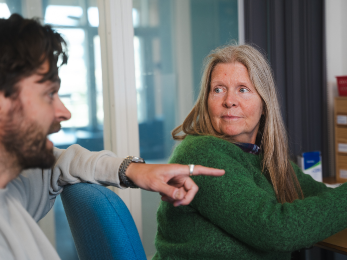 To kollegaer, der er socialpædagoger i Socialforvaltningen i Københavns Kommune, sparrer om socialfaglige problemstillinger i deres arbejde