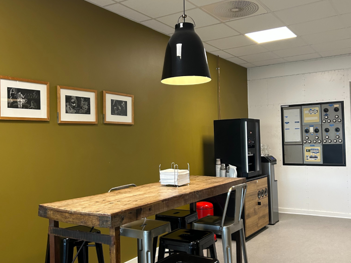 Kaffemaskine og mødebord