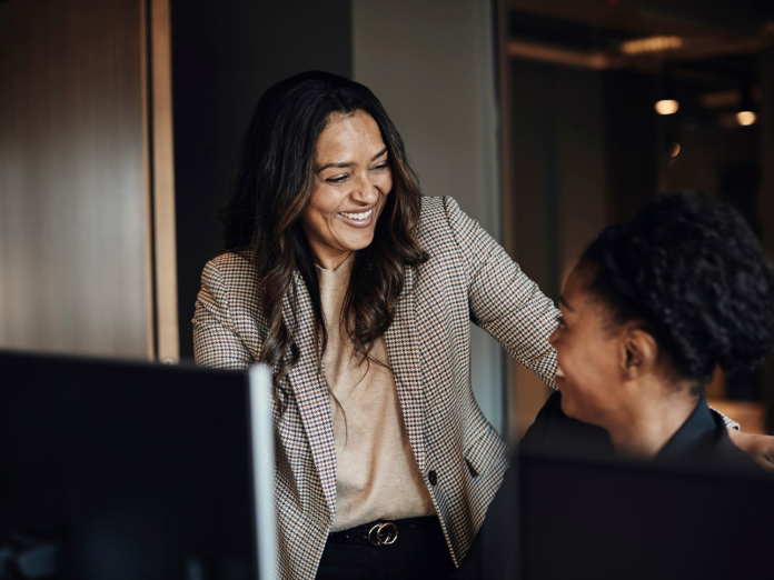 Stockbillede af to personer i en faglig sparring, der kunne være sagsbehandlere