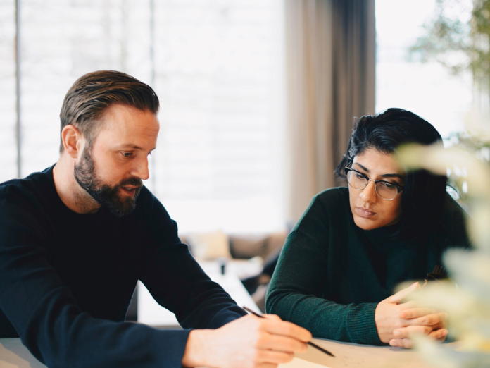 Stockbillede af to personer, der kunne være sagsbehandlere