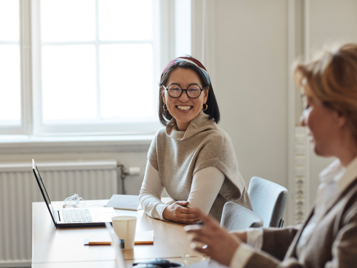 Stockbillede af to personer, der kunne være sagsbehandlere i et møde