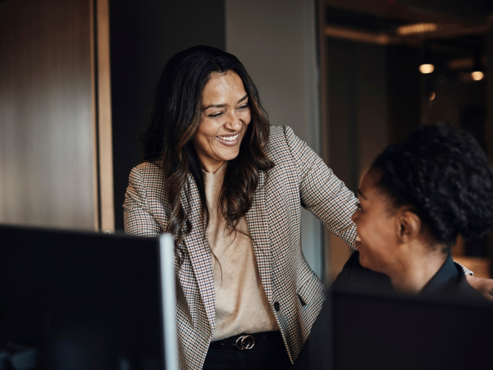 Stockbillede af to personer i en faglig sparring, der kunne være sagsbehandlere