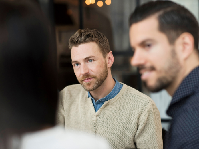 Medarbejdere sidder omkring et bord fx til et møde