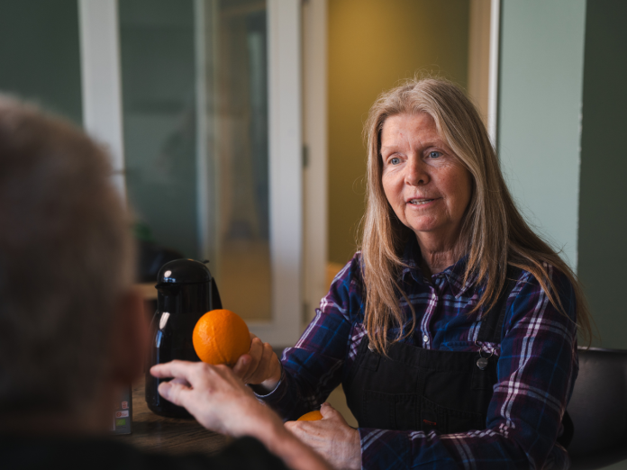 Medarbejder i gang med at aktivere en borger med sanseleg med multipelt handicap