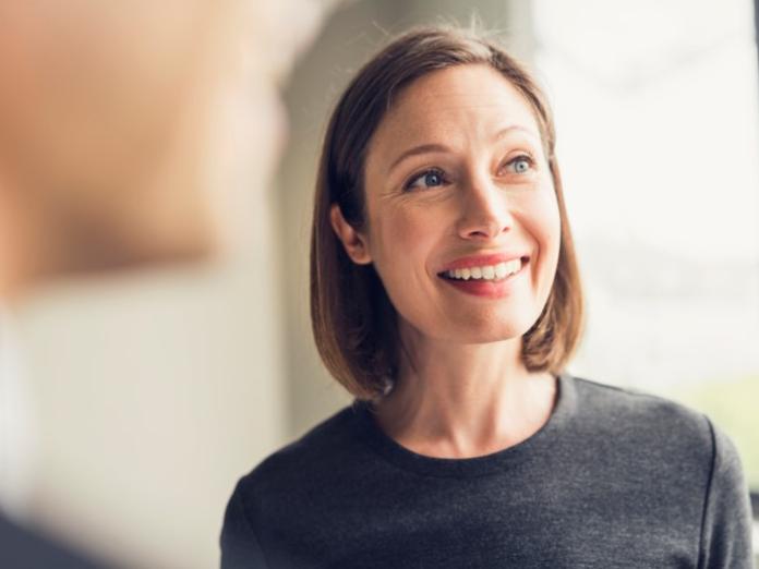 Billede af en medarbejder i en sparringssession med en kollega om et produkt udenfor billedets ramme