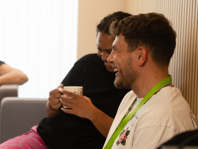 Medarbejdere til møde med kaffekop i hånden