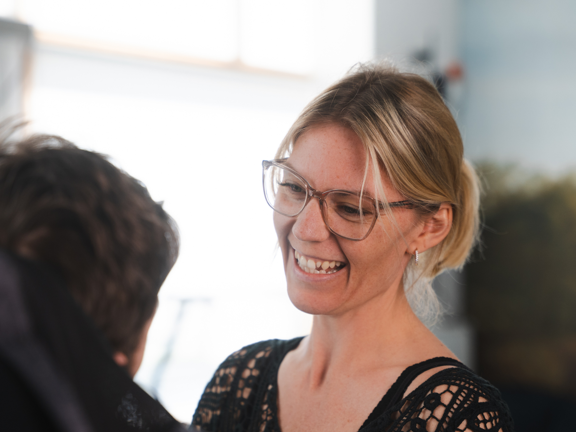 Relationen mellem socialpædagog og borger kan ses i øjenkontaktet mellem de to