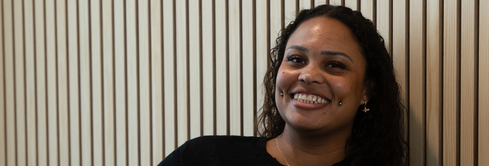 Medarbejder til personalemøde med et kaffekrus i hånden