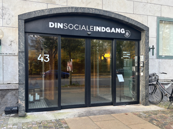 Indgangen til Telehuset, hvor Din Sociale Indgang hører til